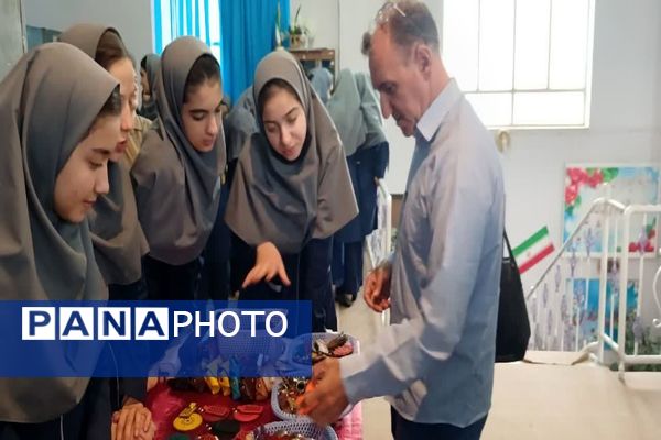 بازارچه کسب و کار دانش‌آموزی در مدرسه فدک