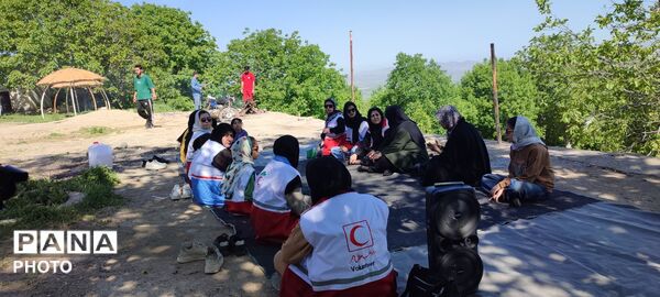 پیاده‌روی اعضای هلال احمر در روستای کشانک