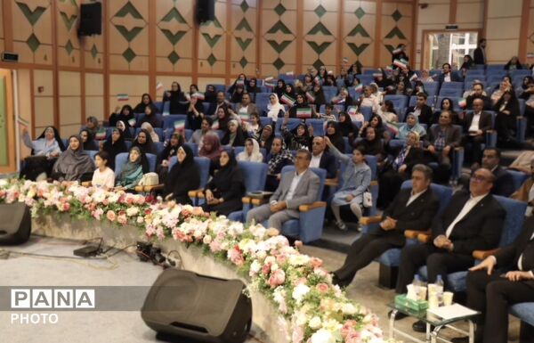 تجلیل از معلمان نمونه منطقه ۳؛ قدردانی از تلاش‌های اثرگذار در تعلیم و تربیت