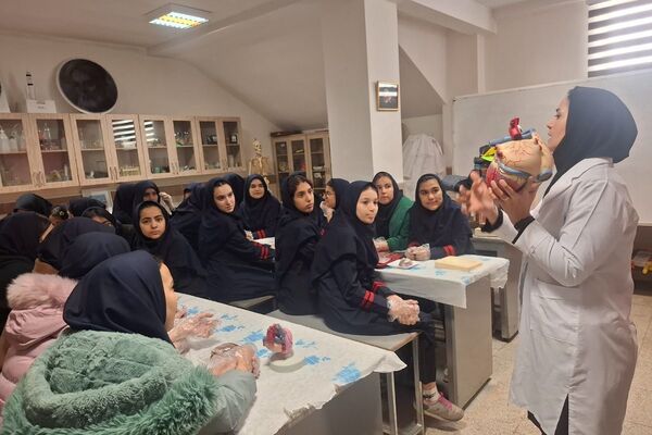 کارگاه تشریح قلب برای دانش آموزان فرزانگان شهرستان ملارد