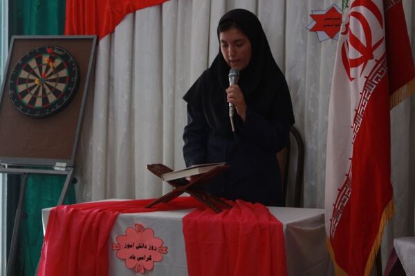 مراسم روز دانش‌آموز و هفته بسیج دانش‌آموزی در مدرسه بنت‌الهدی بهارستان۲
