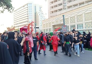 حرکت دسته‌های عزاداری در  روز تاسوعای حسینی در مشهد