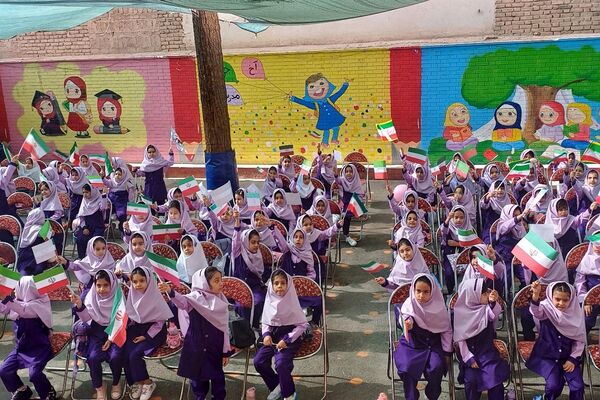 جشن شکوفه ها در دبستان هیات امنایی آزاده ناحیه دو شهرری 
