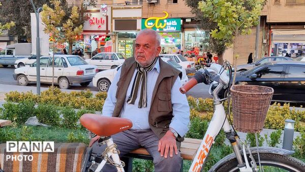 سالمندان در تجمعات حماسی نجف‌آباد؛ روایتگر تجربه‌های زندگی