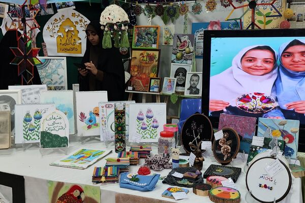 برگزاری نمایشگاه «افق‌های روشن» در دبستان حکمت ناحیه دو شهرری 