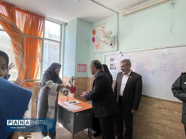 مدرسه‌ای که در هفته معلم رنگ افتخار گرفت