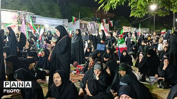 قلب‌های مردم به عشق وطن در چهار باغ خرم‌ آباد، برای ایران تپید