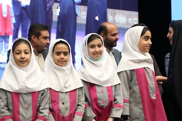 تقدیر از دانش‌آموزان برتر حوزه فرهنگی و هنری در آموزش و پرورش ناحیه یک شهرری