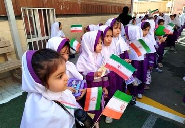 زنگ شکوفه‌ها در دبستان فرهنگیان اصفهان نواخته شد