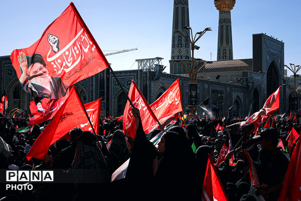 اقامه نماز بر پیکر مطهر رهبر شهید انقلاب در حرم مطهر رضوی-۲