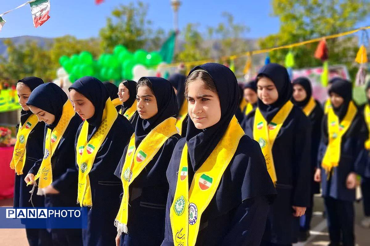 طنین زنگ انقلاب در مدرسه فرزانگان شهرستان باشت