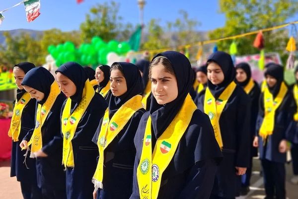 طنین زنگ انقلاب در مدرسه فرزانگان شهرستان باشت