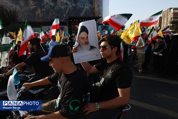 تجمع مردمی بشارت فتح در میدان انقلاب
