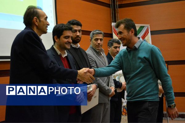 آیین تجلیل از برگزیدگان حوزه مشاوره و پیشگیری از آسیب‌های اجتماعی بهارستان‌دو