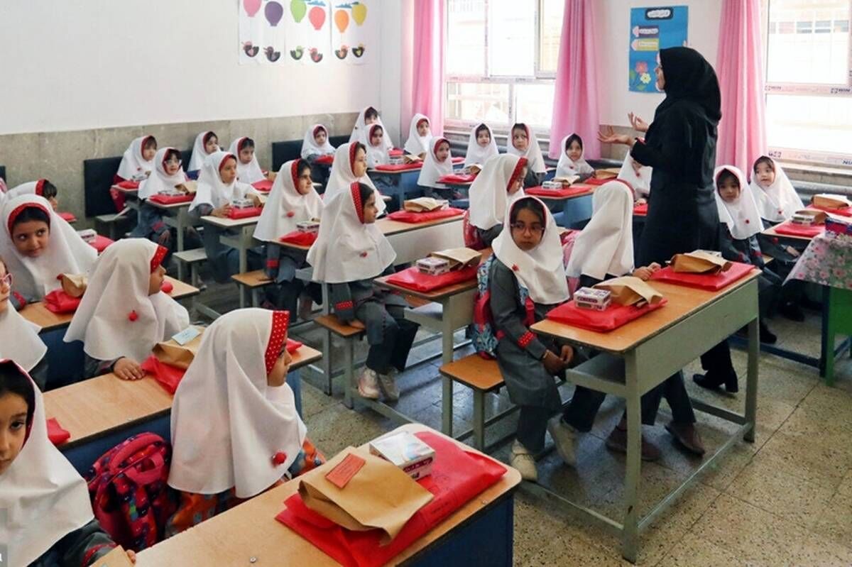 معلمان بذر ظهور دانشمندان، نوابغ و قهرمانان را برای ساخت ایران قوی در جامعه می‌کارند