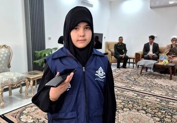 دیدار دانش آموزان دبیرستان صدرا مهریز با خانواده شهدا