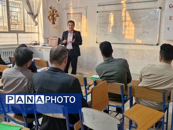 کارگاه آموزشی بررسی کتاب‌های درسی ویژه دبیران مدارس عشایری 