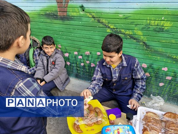  بازارچه دانش آموزی به مناسبت سالگرد پیروزی انقلاب اسلامی در دبستان پسرانه پاسدارن ناحیه ۳