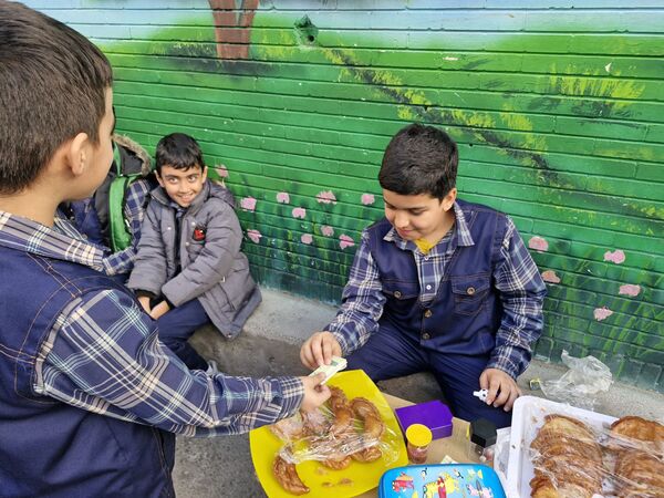  بازارچه دانش آموزی به مناسبت سالگرد پیروزی انقلاب اسلامی در دبستان پسرانه پاسدارن ناحیه ۳