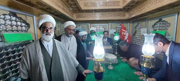 آیین غبارروبی ضریح مطهر حضرت علی‌بن‌امام‌محمدباقر(ع) 