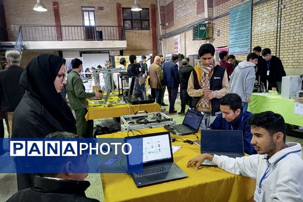 نمایشگاه دستاوردهای دانش‌آموزان هنرستان فنی حرفه‌ای‌ رباط‌کریم