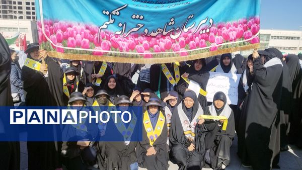 دانش آموزان شاهد تکتم ناحیه۳ ،پرچمداران راهپیمایی ۱۳ آبان