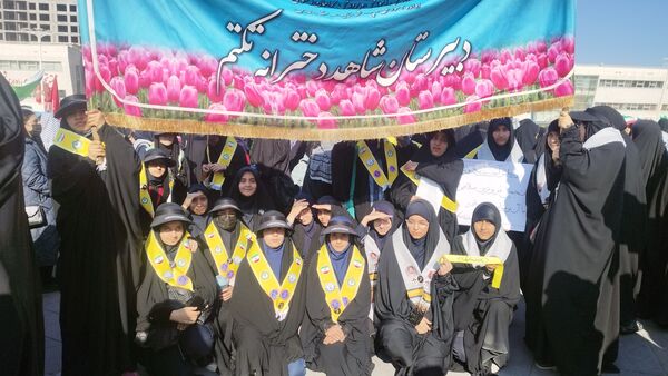 دانش آموزان شاهد تکتم ناحیه۳ ،پرچمداران راهپیمایی ۱۳ آبان