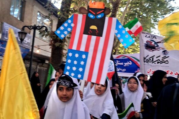 حضور پرشور دانش‌آموزان مدارس شهرستان دماوند، در راهپیمایی یوم‌الله ۱۳ آبان