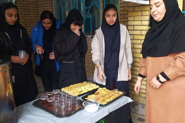 برپای ایستگاه صلواتی به‌مناسبت شهادت حضرت فاطمه (س) در هنرستان کوثر ناحیه یک شهرری