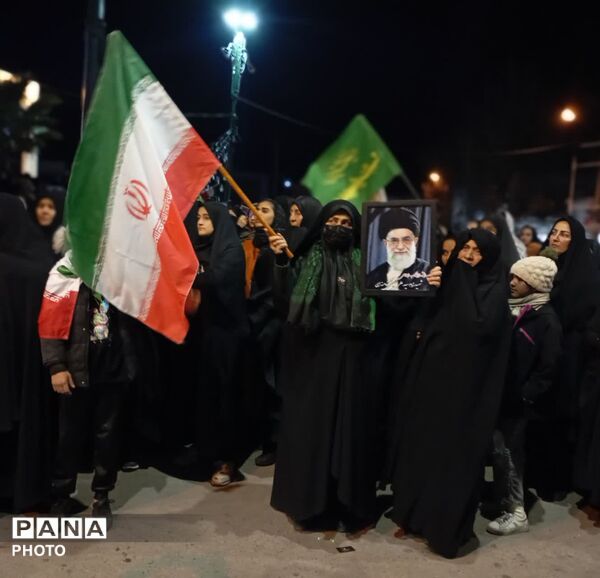 تجمع شبانه مردم کوهدشت در میدان امام(ره) کوهدشت در عزای شهادت رهبر معظم انقلاب