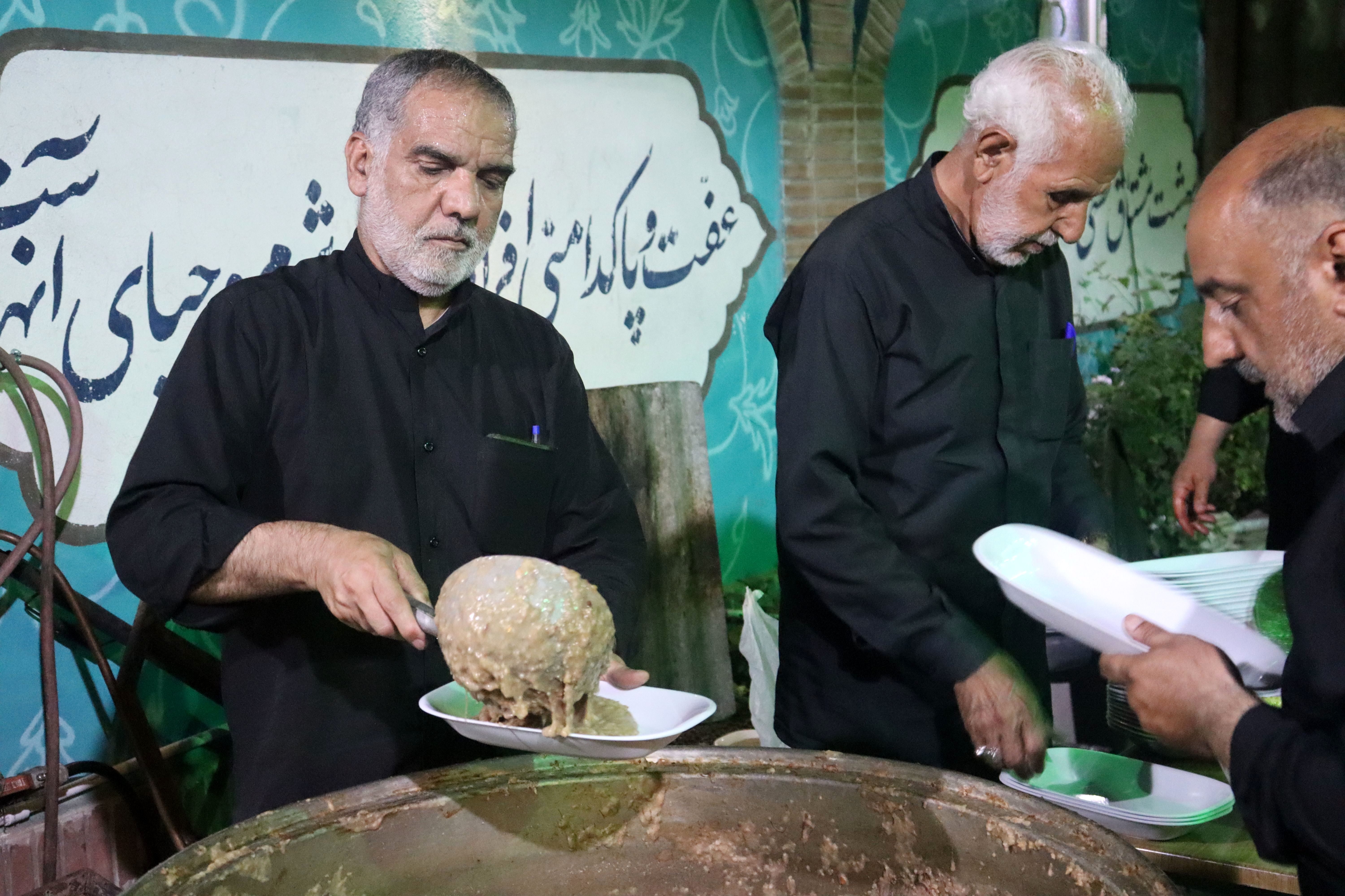 پخت شله مشهدی به مناسبت شب عاشورا 