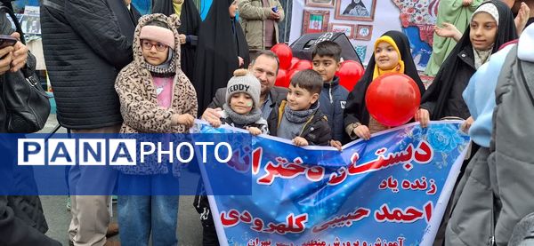 حضور گسترده و منسجم دانش آموزان و فرهنگیان منطقه ۱۰ در راهپیمایی ۲۲ بهمن ماه