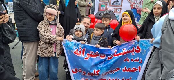 حضور گسترده و منسجم دانش آموزان و فرهنگیان منطقه ۱۰ در راهپیمایی ۲۲ بهمن ماه