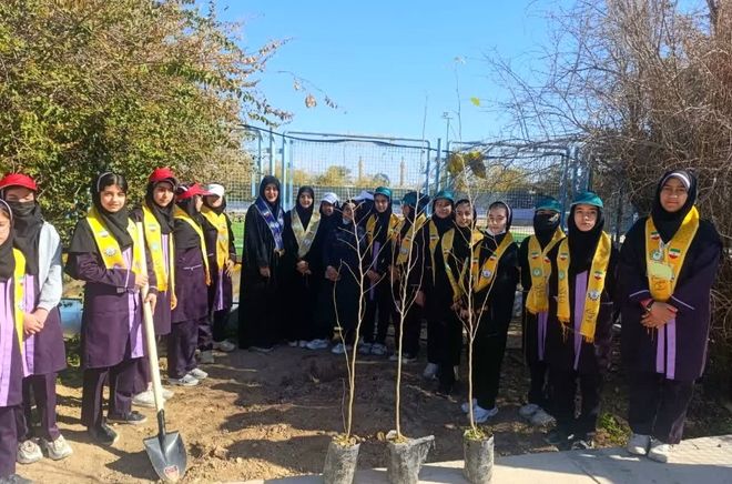 درختکاری فجرانه در مدرسه ام‌البنین جم