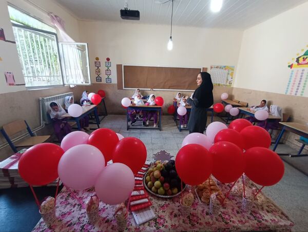 جشن شکوفه‌ها در دبستان شهید رجایی ایزدشهر