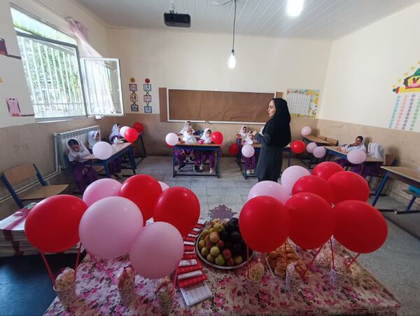 جشن شکوفه‌ها در دبستان شهید رجایی ایزدشهر
