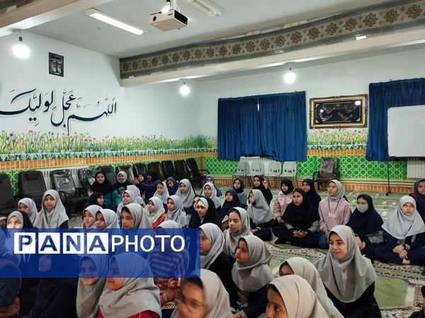 نواختن زنگ انقلاب در مدرسه انقلاب اسلامی ناحیه پنج 