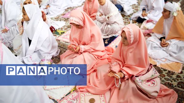 حضور پرشور مکلفین در مصلی بزرگ امام خامنه‌ای(مدظله العالی) با حضور بیش از ۱۰۰۰ هزار دانش‌آموز شهرستان