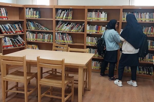 بازدید دانش‌آموزان از کتابخانه فرهنگسرای قلم در بهارستان‌دو