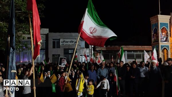 حضور خادمان امام رضا(ع) و پرچم متبرک آستان قدس در اجتماعات شبانه شهر صفی آباد