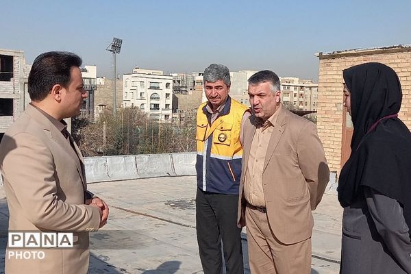 نصب پنل‌های خورشیدی و اتصال آن به شبکه برق رسانی منطقه در هنرستان قدس ناحیه دو شهرری 