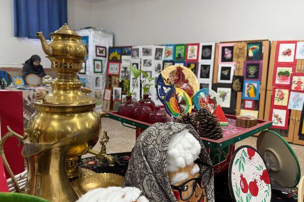 آیین افتتاحیه نمایشگاه هنری «ماها» در هنرستان شهید تاجیک بهارستان‌دو
