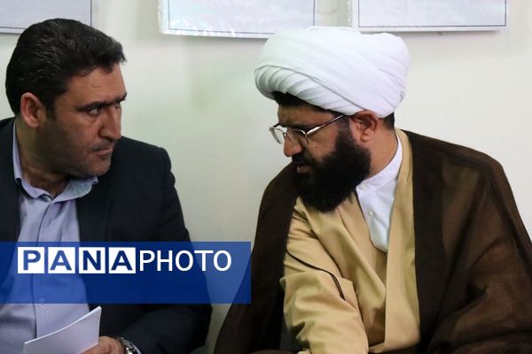 میز خدمت ویژه فرهنگیان در شهرستان پاکدشت به‌مناسبت گرامیداشت هفته معلم 