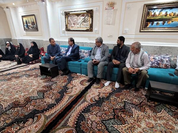 دیدار مسئولان آموزش و پرورش ناحیه یک بندرعباس با خانواده شهید رضا زارعی