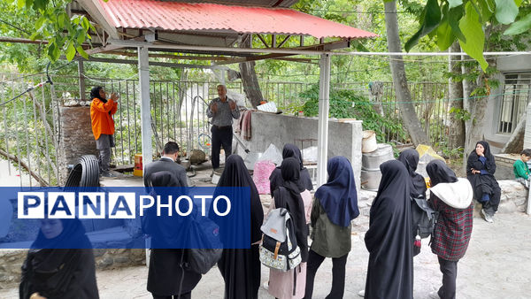 بازدید دانش‌آموزان جعفرآباد از کارگاه گلاب‌گیری روستای «بنابر»