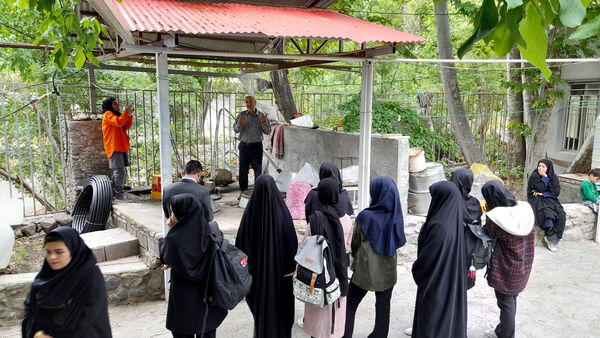 بازدید دانش‌آموزان جعفرآباد از کارگاه گلاب‌گیری روستای «بنابر»