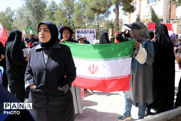 دانش‌آموزان و فرهنگیان زرقانی در بیتاب میناب 