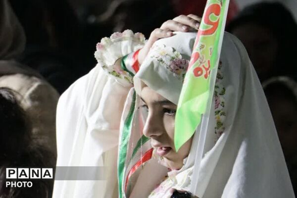 لبخند معنویت در کنار چادر پاکی