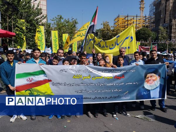 تجمع اعتراض‌آمیز دانش‌آموزان مدارس مختلف آموزش و پرورش منطقه ۴ تهران