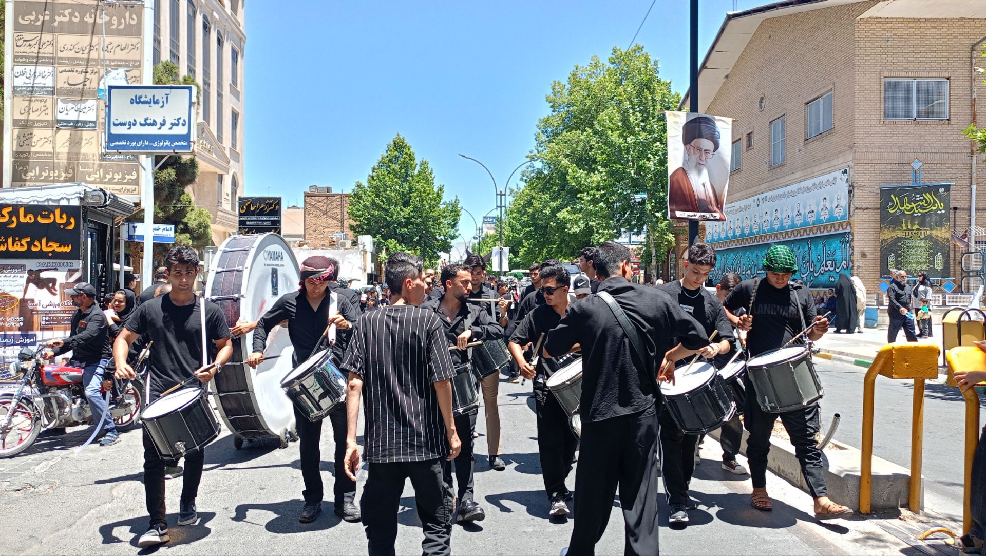 خیابان ها غرق در نوای طبل ها
